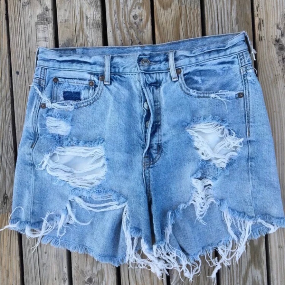 AMERICAN EAGLE 90s boyfriend heavily distressed shorts size 6
